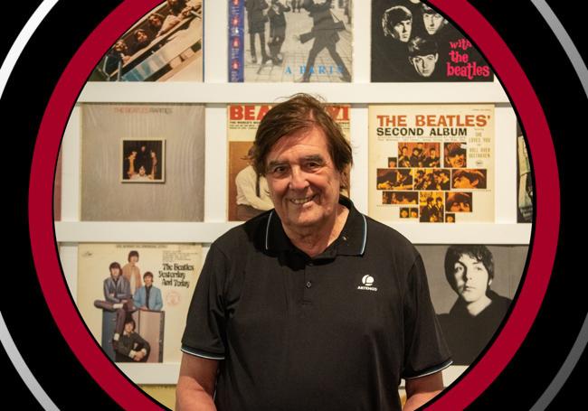 Julián Ruiz, rodeado de las fundas de sus discos de los Beatles.