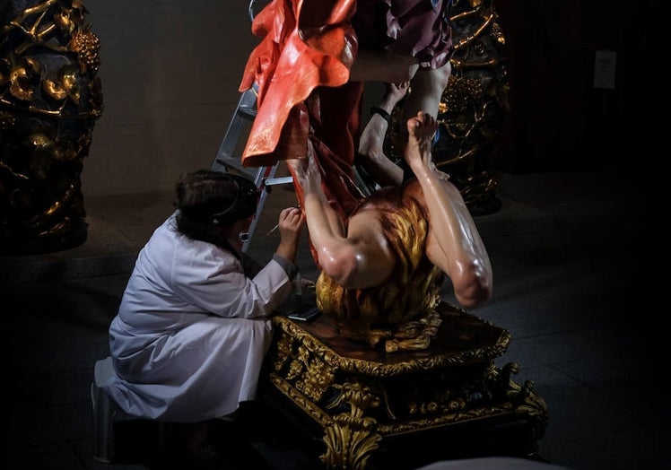 Trabajo a pie de sala en la restauración de la talla de La Roldana 'El arcángel san Miguel venciendo al demonio'.