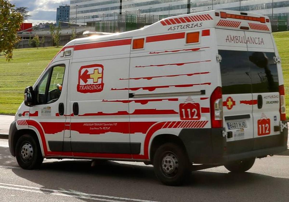 Imagen de una ambulancia en Gijón.