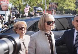 La denunciante, la columnista E. Jean Carroll, a su llegada este martes al tribunal federal en Nueva York.