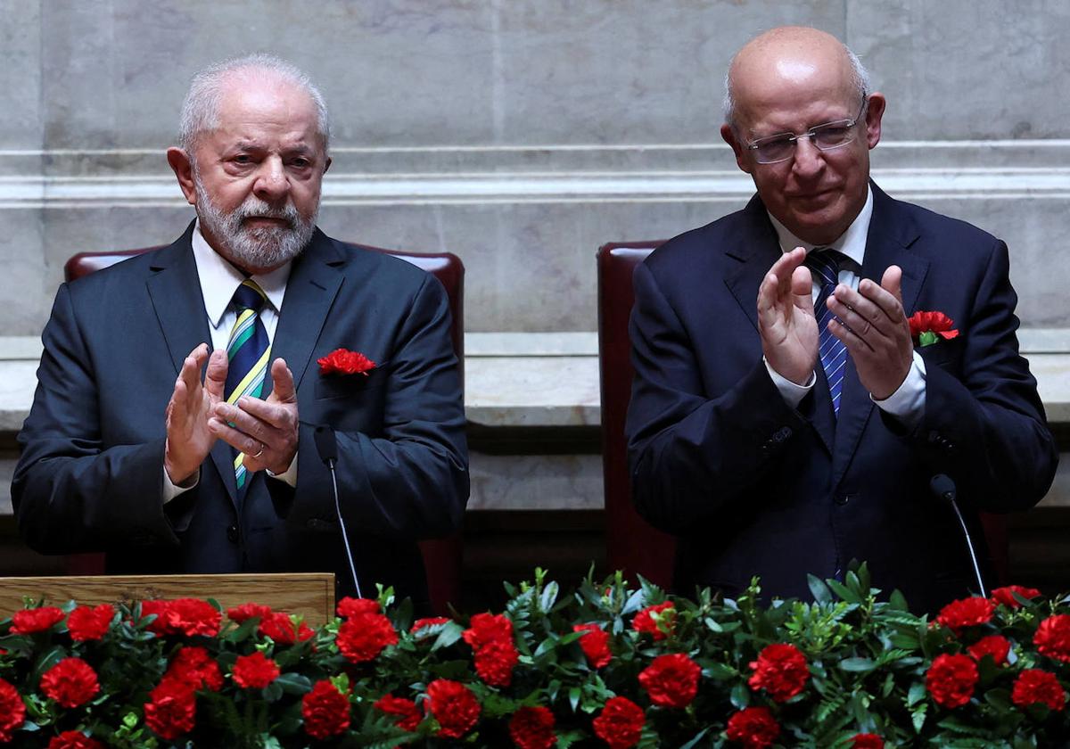 El presidente de Brasil, Luiz Inácio Lula da Silva, y el líder del parlamento portugués, Augusto Santos Silva, durante la conmemoración del aniversario 49 de la Revolución de los Claveles