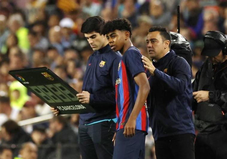 Lamine Yamal, junto a Xavi Hernández, se dispone a sustituir a Gavi en el Camp Nou.