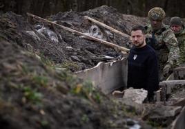 Zelensky, durante una reciente visita a una de las zonas del frente castigadas por Rusia