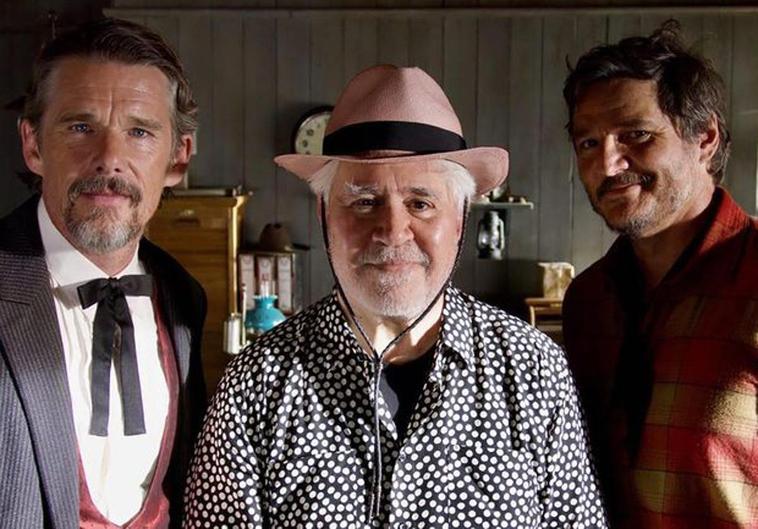 Pedro Almodóvar entre los protagonistas de 'Extraña forma de vida', Ethan Hawke y Pedro Pascal.