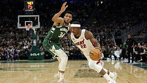 Jimmy Butler se viste de Jordan para eliminar a los Bucks de Antetokounmpo
