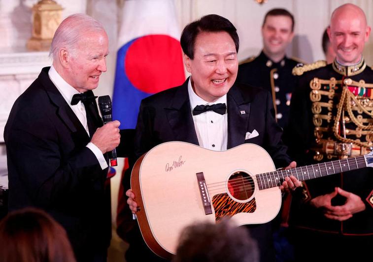 El presidente de Estados Unidos, Joe Biden, regala una guitarra al presidente de Corea del Sur, Yoon Suk Yeol, en la Casa Blanca