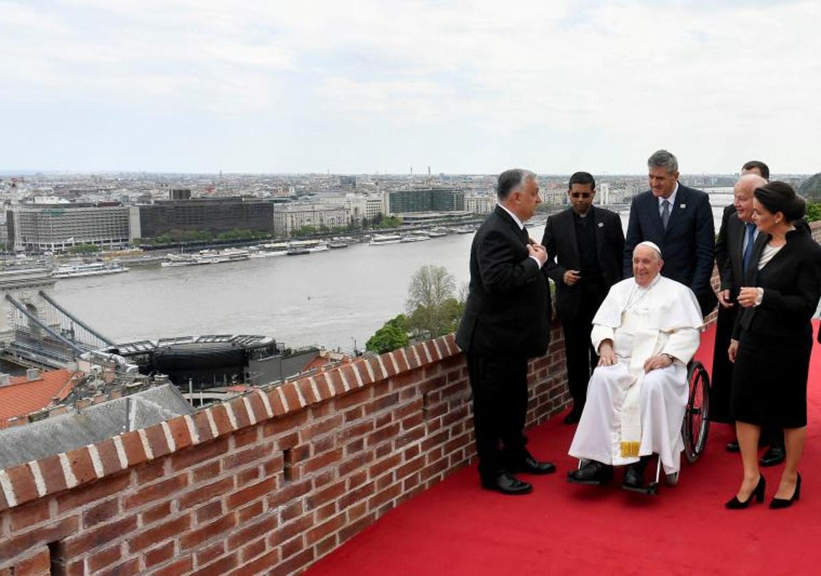 Francisco denuncia en su visita a Hungría el «infantilismo bélico» de la guerra en Ucrania