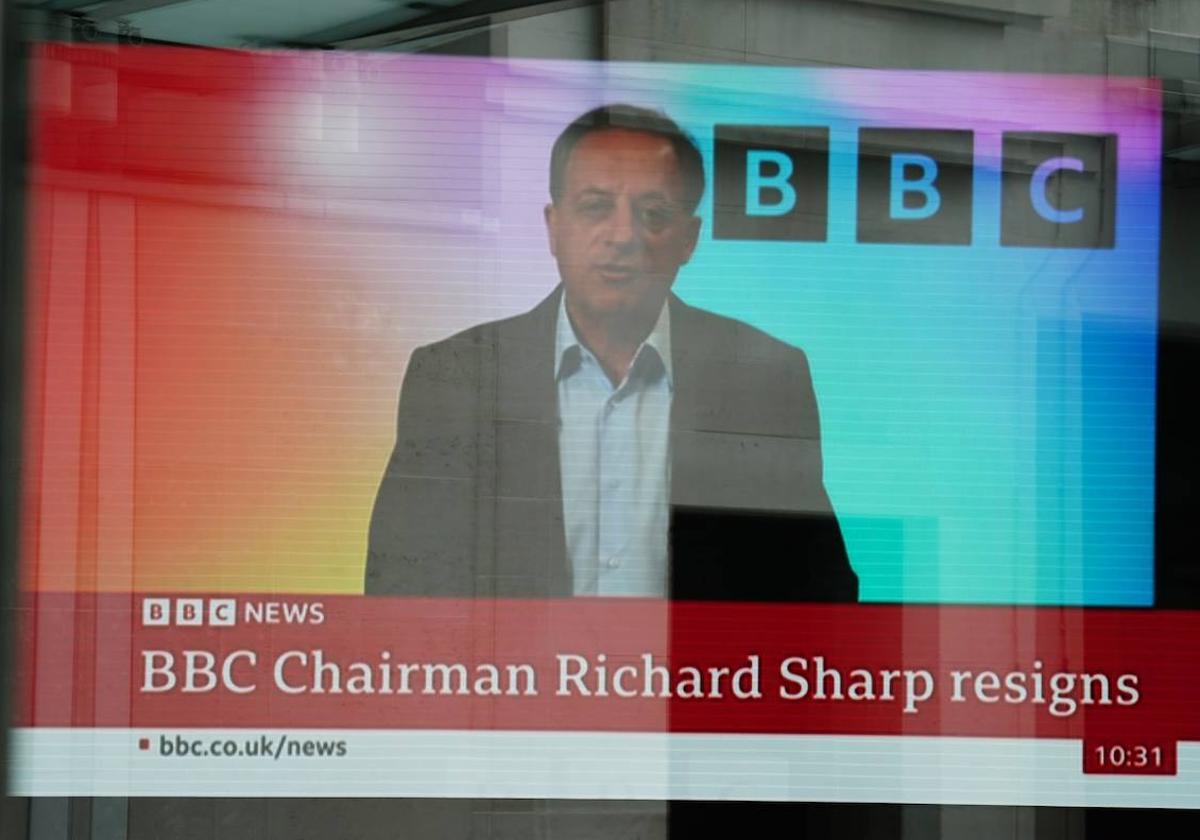 Una pantalla muestra la noticia de que Richard Sharp dimite como presidente de la BBC