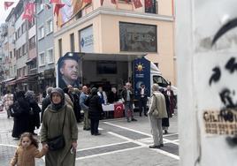 Los actos del partido de Erdogan se repiten en las calles de su barrio.