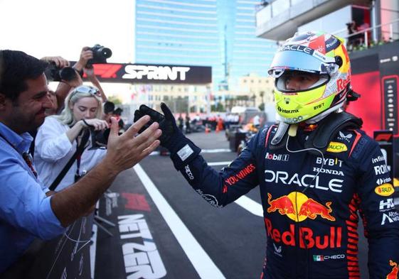 Sergio Pérez celebra su victoria en la carrera sprint del GP de Azerbaiyán.