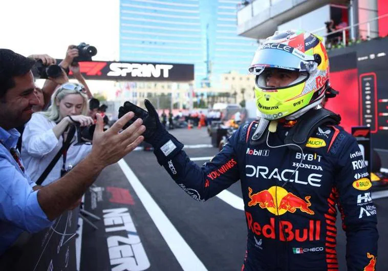 Sergio Pérez celebra su victoria en la carrera sprint del GP de Azerbaiyán.