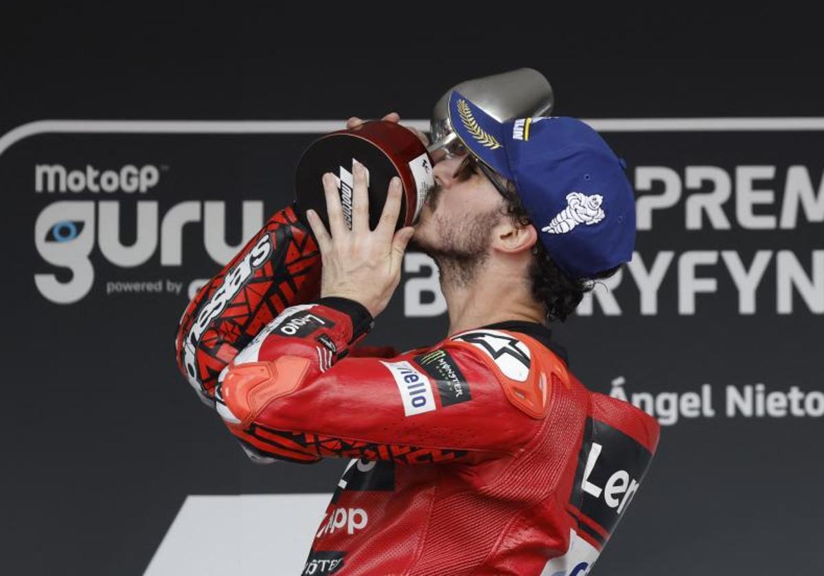 Francesco Bagnaia besa el trofeo de campeón en el circuito de Jerez.