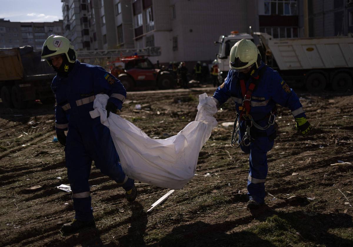 Servicios de emergencia ucranianos trabajando en una imagen de archivo en Uman