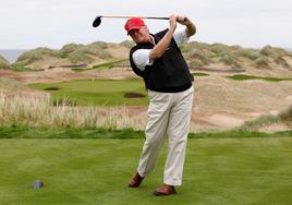 Donald Trump juega al golf en uno de sus campos en Escocia durante una visita anterior.