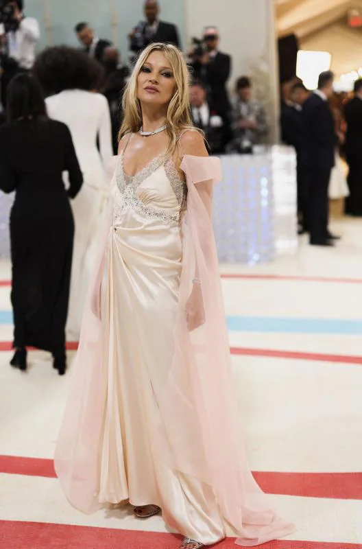 Kate Moss, con vestido lencero de la última colección de alta costura de Fendi.