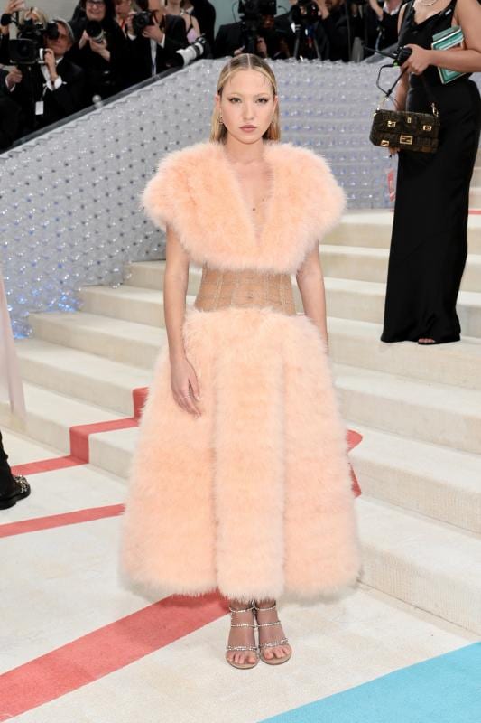 Lila Moss, hija de Kate Moss, con vestido de plumas de Fendi.