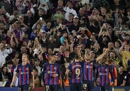 Los jugadores del Barça celebran el gol del triunfo ante su afición.