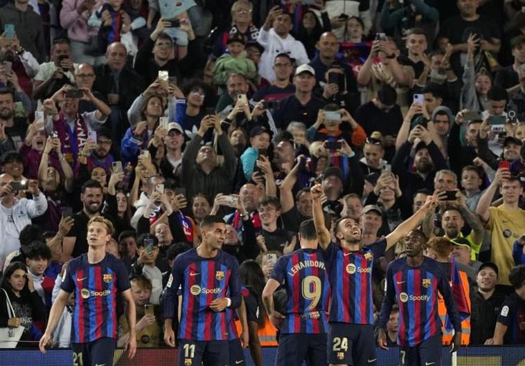 Los jugadores del Barça celebran el gol del triunfo ante su afición.