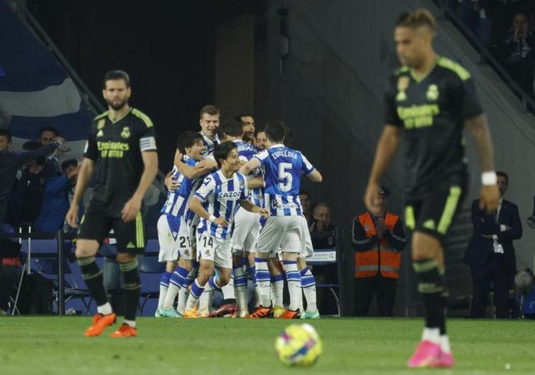 Los jugadores de la Real celebran el gol que Kubo que abrió la victoria ante el Madrid.