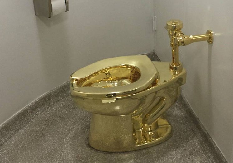 Retrete de oro macizo de Cattelan exhibido en los aseos públicos del Guggenheim de Nueva York y ofrecido luego al presidente Donald Trump para decorar la Casa Blanca