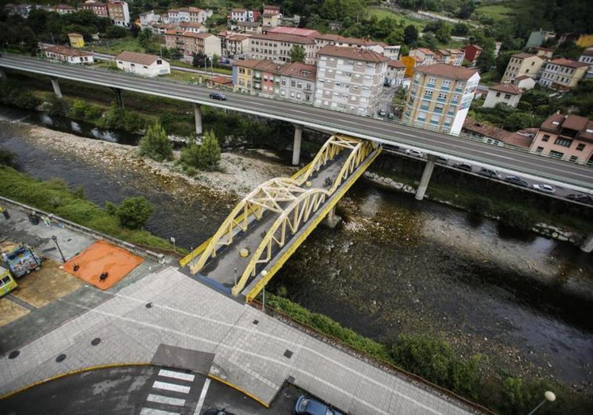 El puente que la menor acosada cruza para ir al centro escolar.