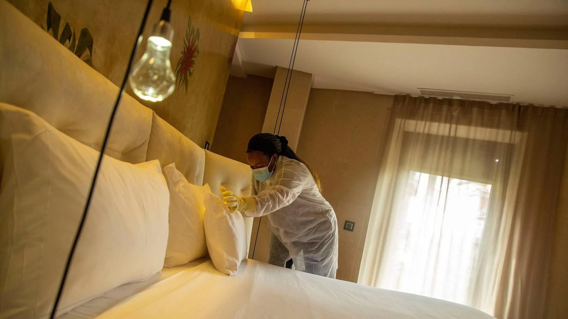A tourist sues a hotel in China after sleeping with a dead body under his bed