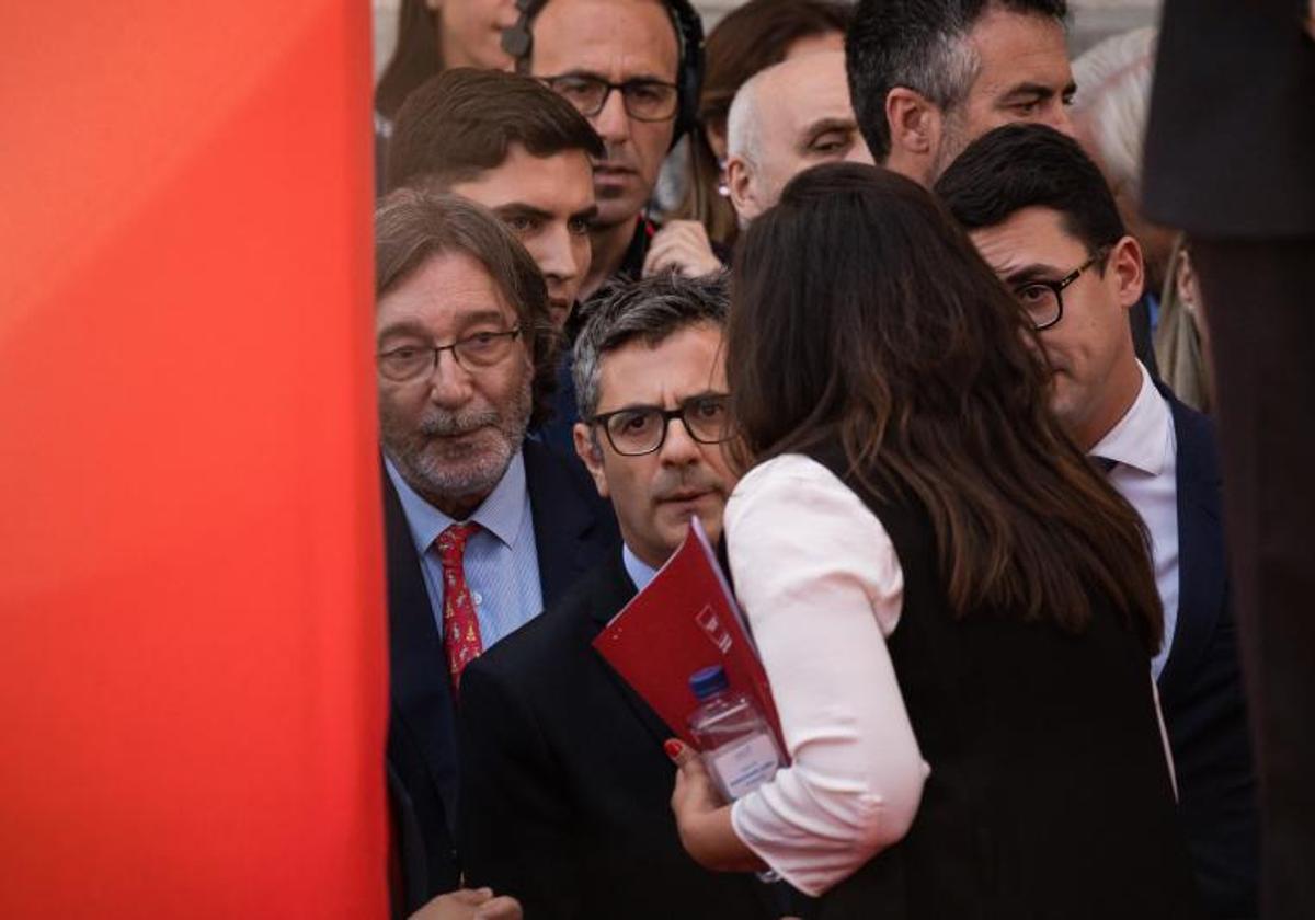 Momento en el que la jefa de protocolo de la Comunidad de Madrid impide el paso al ministro de la presidencia, Félix Bolaños.