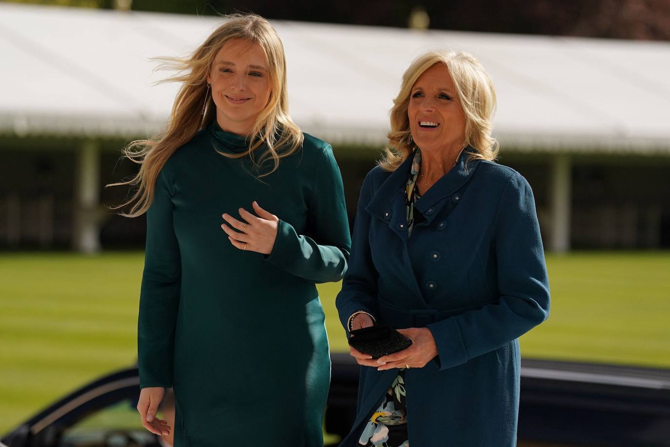 La primera dama de los Estados Unidos, Jill Biden, y su nieta Finnegan Biden, a su llegada al palacio británico.