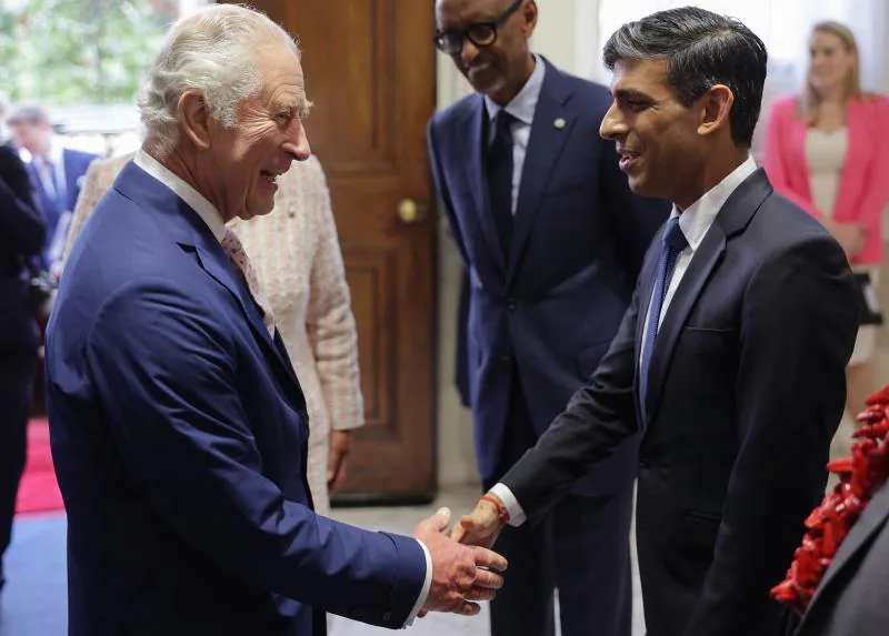 Carlos III saluda al primer ministro de Reino Unido, Rishi Sunak.