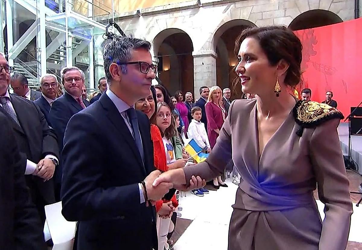Isabel Díaz Ayuso saluda a Félix Bolaños.