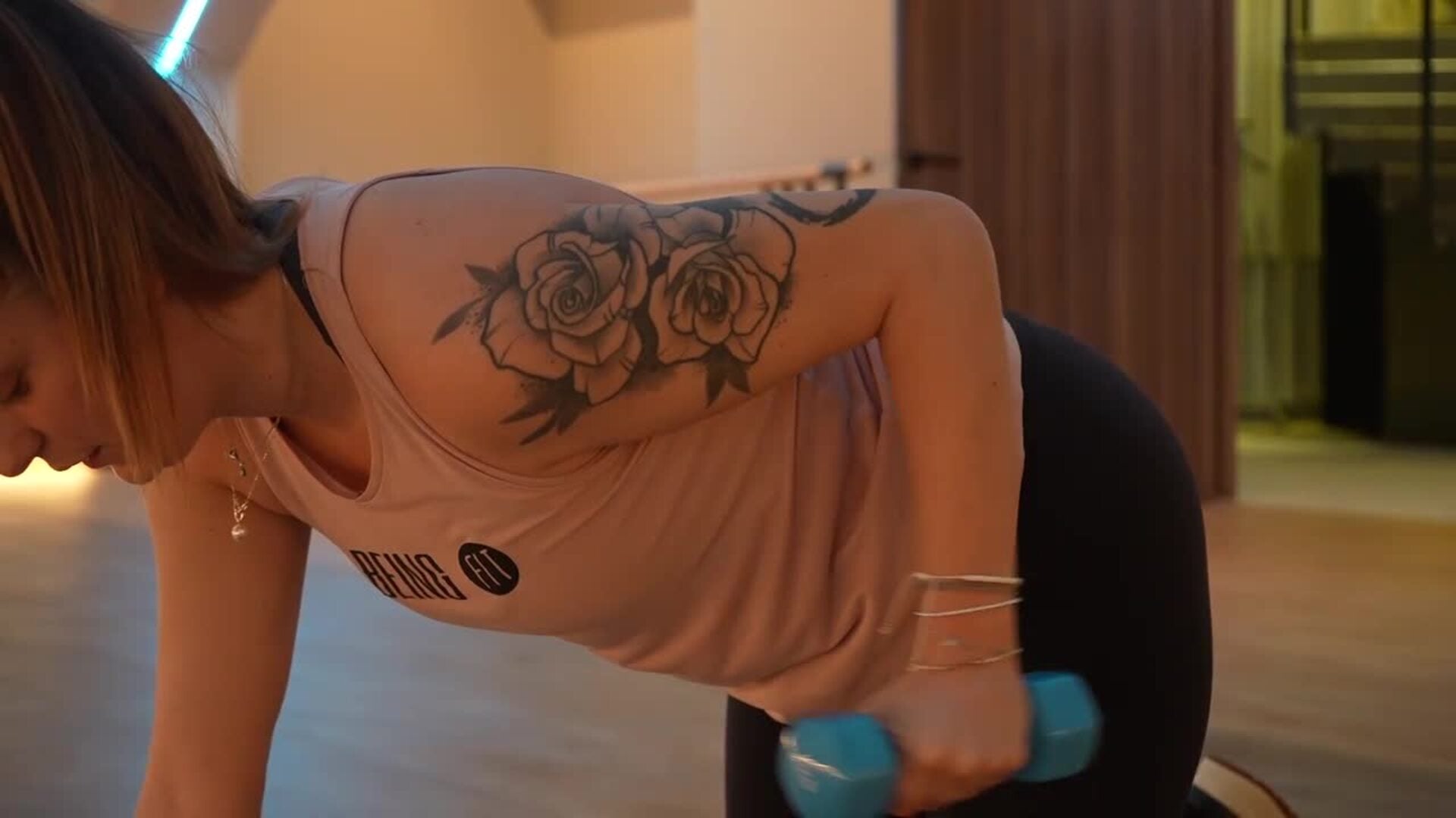 Ejercicio para fortalecer los brazos: Patada de triceps