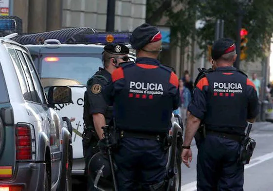 Imagen de archivo de varios mossos.