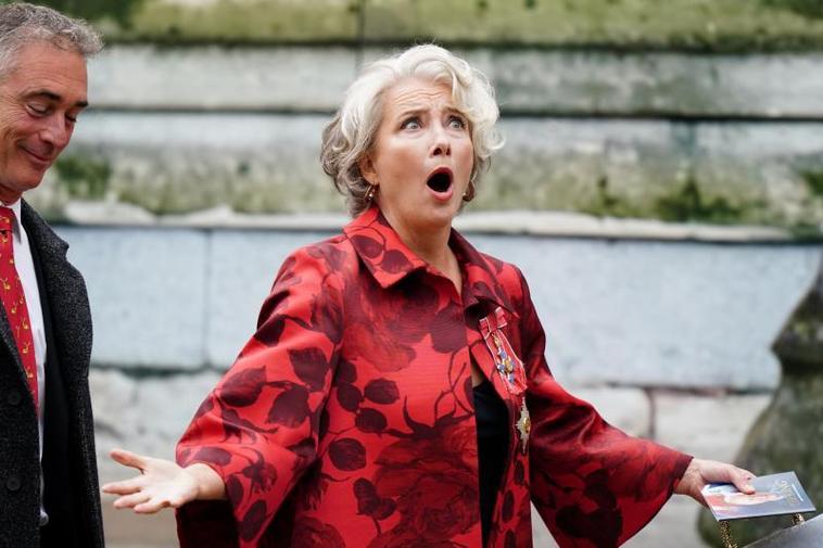 Emma Thompson hace un simpático gesto junto a su marido, Greg Wise