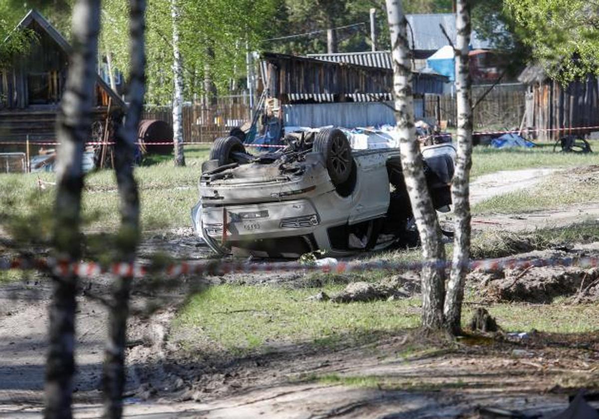 El automóvil en el que viajaba Prilepin con su chófer quedó partido y volcado sobre su techo por la explosión.