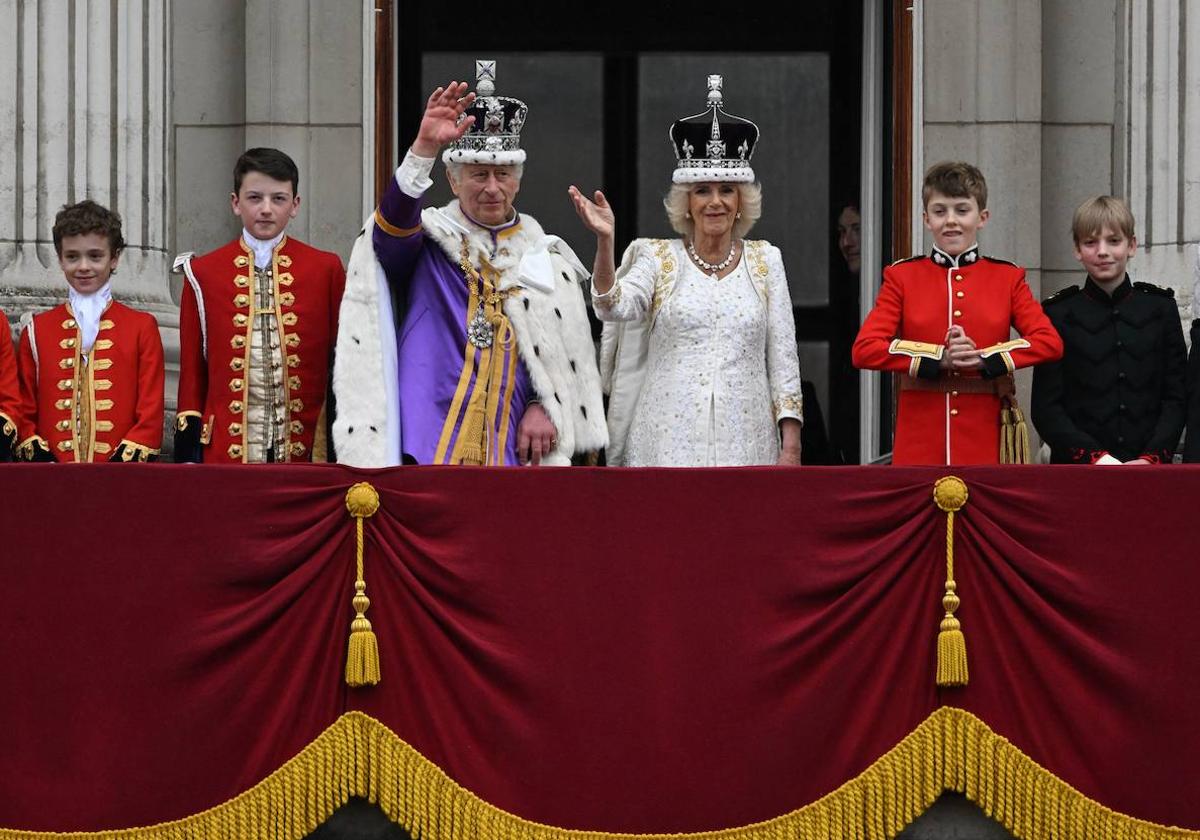 Carlos III y Camila, coronados, saludan a la multitud desde el balcón de Buckingham