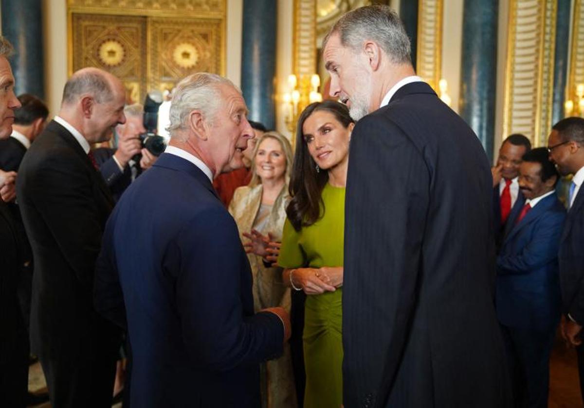 Felipe VI y Letizia charlaron el viernes con Carlos III antes de la cena de gala en Londres.