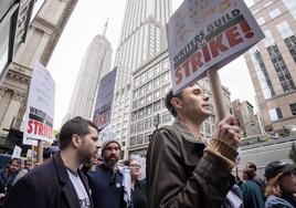 Guionistas se manifiestan en las calles de Manhattan.