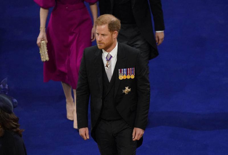 El príncipe Harry, entrando solo a la Abadía. El hijo menor de Carlos III pasó bastante desapercibido entre los invitados, sin poder vestir el uniforme militar. Además, fue relegado a sentarse en tercera fila. Solo terminar la coronación, abandonó el lugar rapidamente en un coche al no estar invitado a posar en el balcón del Palacio de Buckingham. 