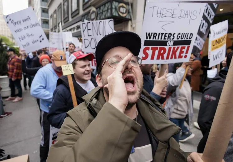 Afiliados al sindicato de guionistas WGA se manifiestan en Nueva York el pasado 2 de mayo.