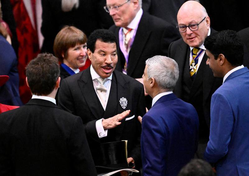 El cantante Lionel Richie llegó de los primeros a la Abadía de Westminster. En la imagen, charlando con Sadiq Aman Khan, alcalde de Londres.