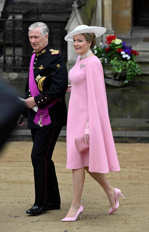 Felipe y Matilde de Bélgica. La Reina Consorte ha optado por el mismo color que doña Letizia, pero un tono más claro, para un vestido capa con los complementos a juego, a excepción del sombrero blanco, del británico Philip Treacy.