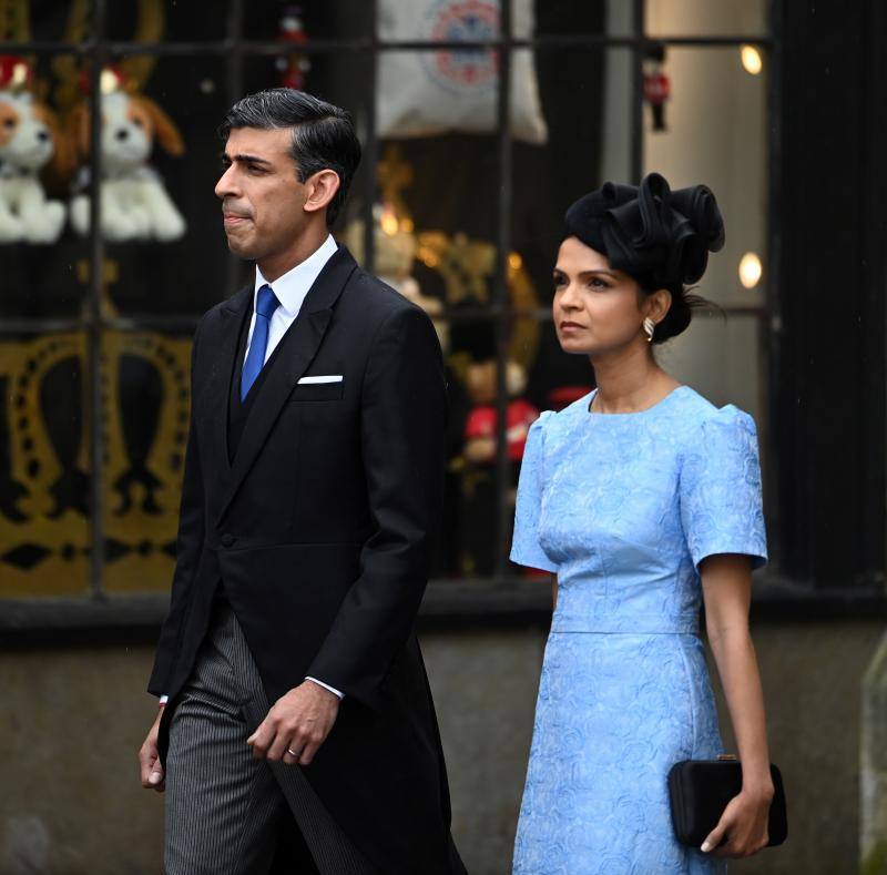 El primer ministro británico, Rishi Sunak, y su mujer, Akshata Murthy, que optó por la misma firma de ropa que Pippa Middleton, Jane Taylor London, en otro color del día, el azul celeste.