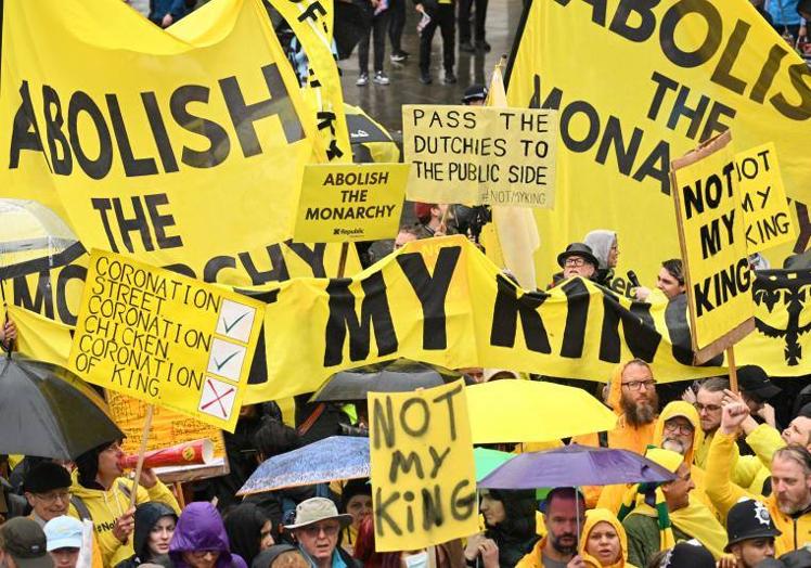 Manifestantes ondeando pancartas con el lema 'Not my king', 'No es mi rey', durantela coronación.