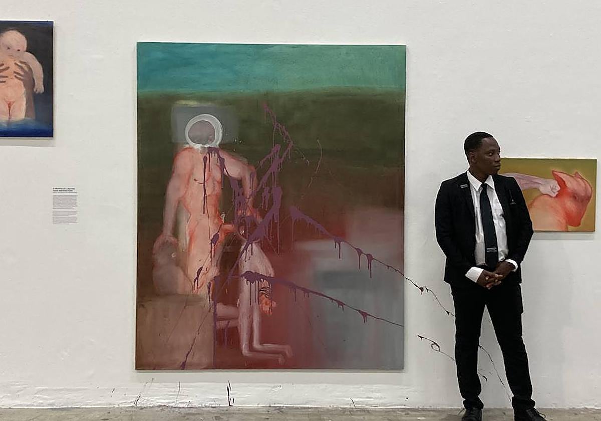 Un vigilante custodia la obra vandalizada.