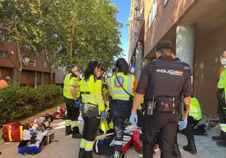 Los servicios sanitarios atienden el pasado sábado a la mujer agredida en el distrito madrileño de Tetuán.