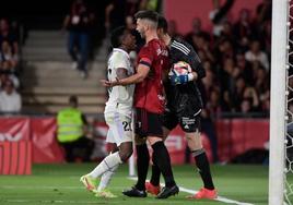 David García se encara con Vinicius durante la final de Copa.