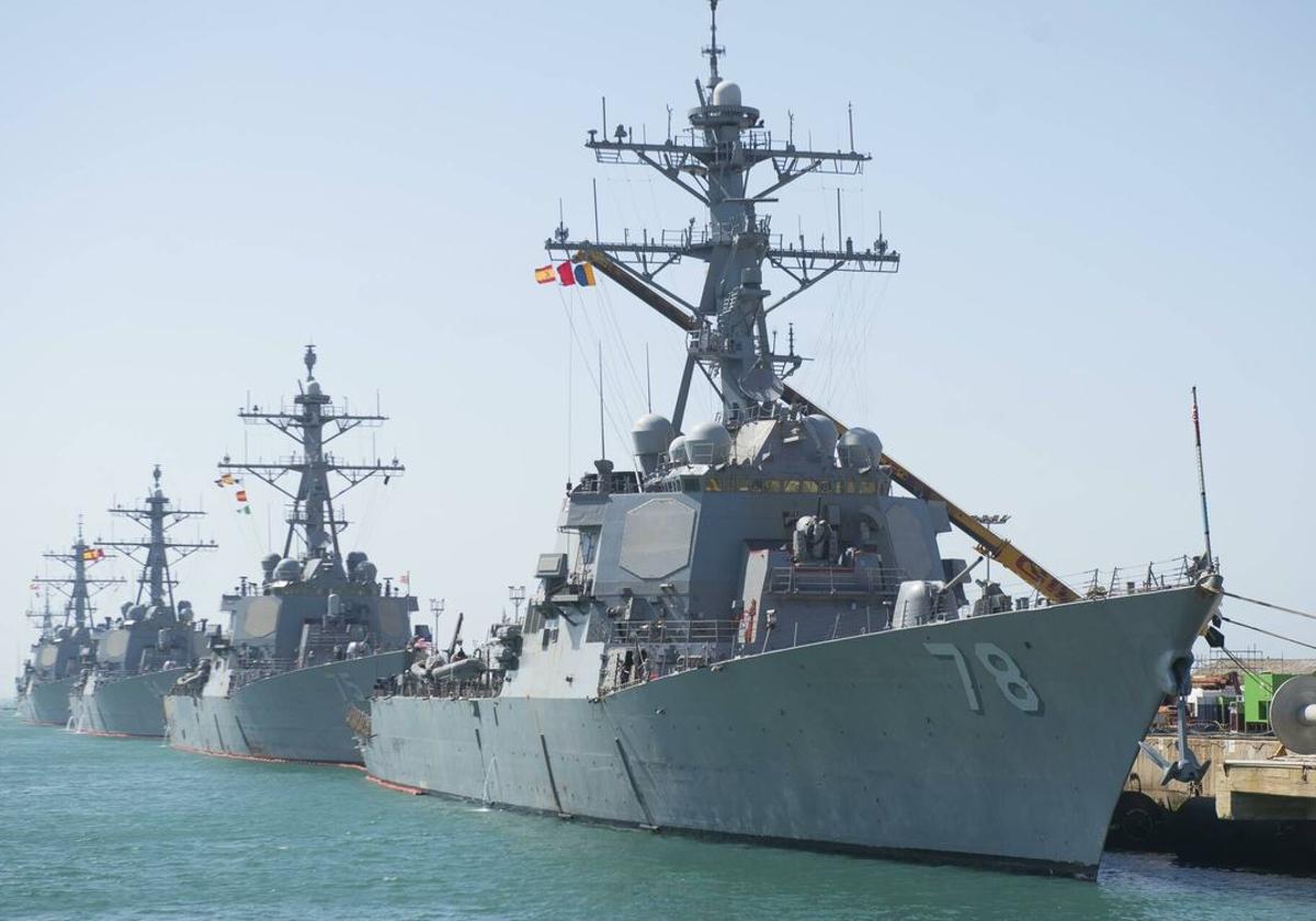 Varios destructores estadounidenses fondeados en el puerto de la base militar de Rota.