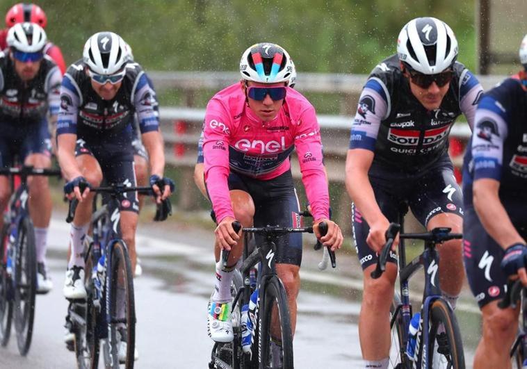 Evenepoel no sabe si la maglia rosa es de su talla