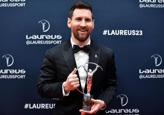 Lionel Messi posa con el Laureus al Mejor Deportista del año 2022.