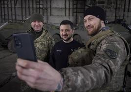 Zelenski se fotografía con unos soldados ucranianos cerca de la frontera de Donetsk.